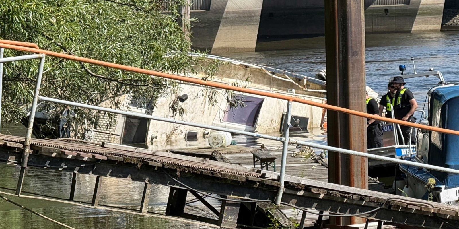 Das Sportboot kenterte im Diamantgraben, wo es festgemacht war. Foto: Lenthe-Medien