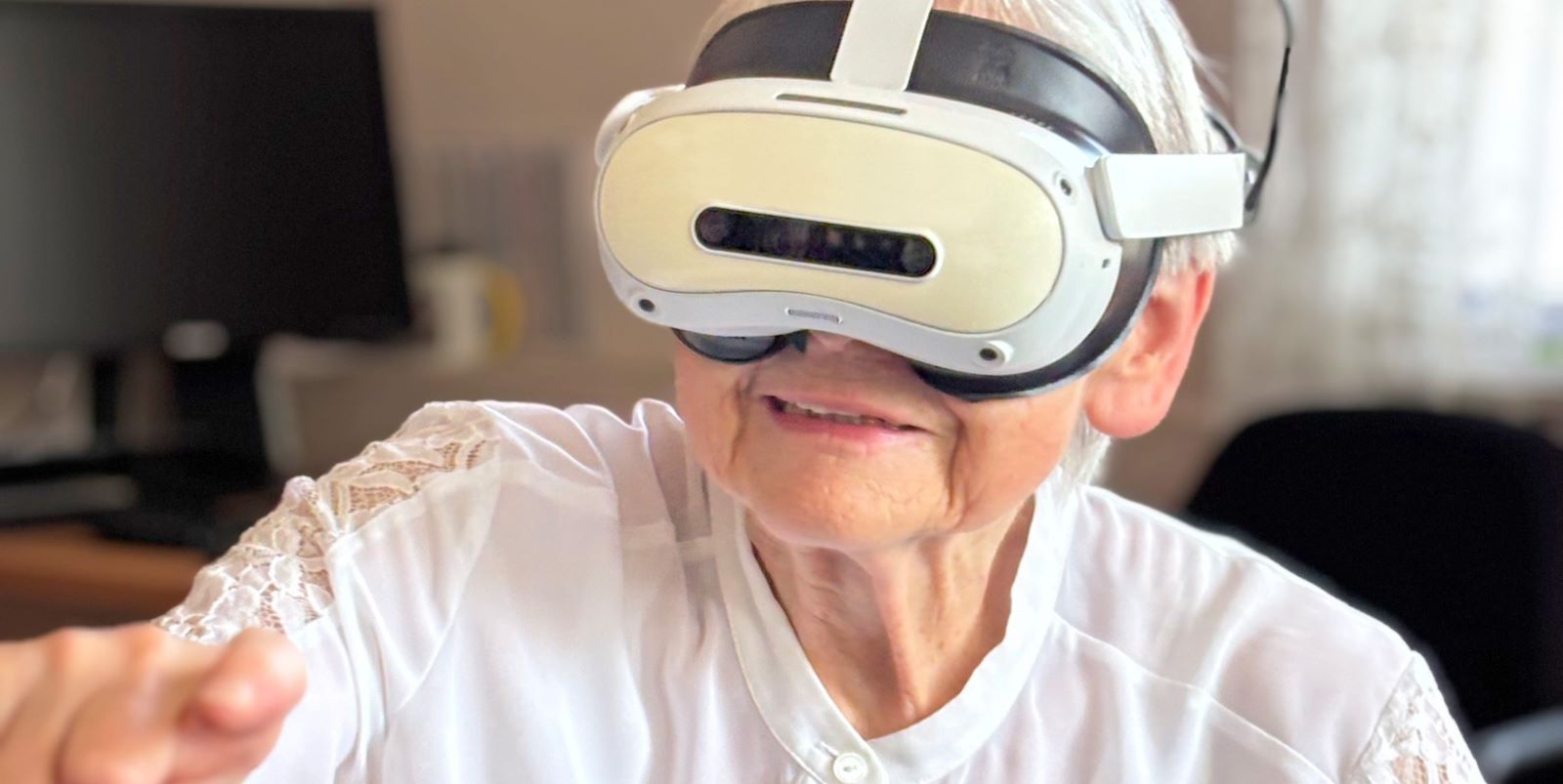 Die VR-Brille, die Rentnerin Ilse trägt, simuliert typische Alltagssituationen demenzerkrankter Personen, um das Verständnis für Betroffene zu fördern.  Foto: DRK-Harburg 2026