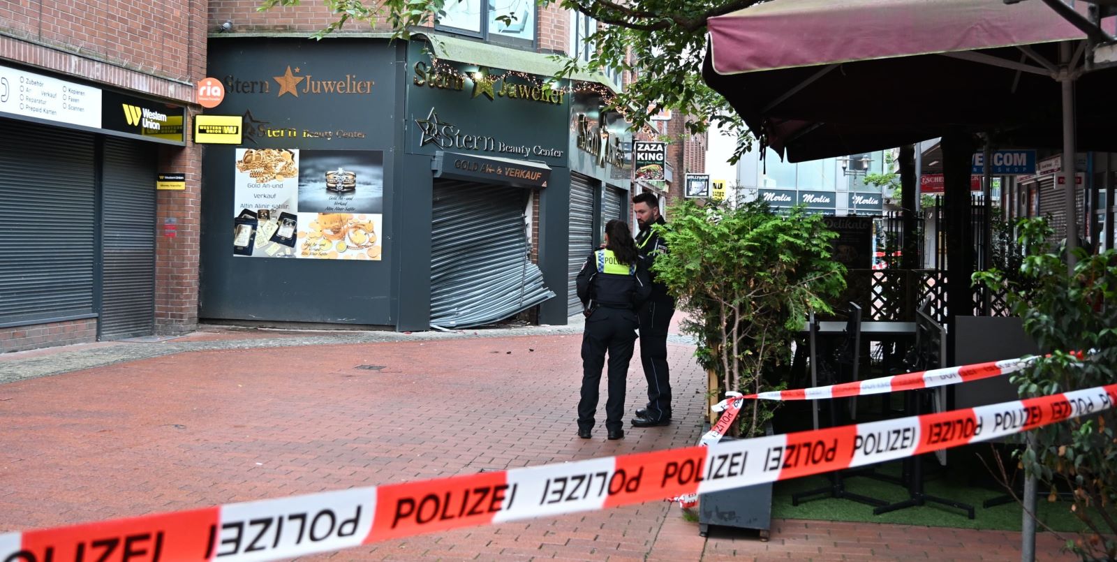 Polizeiabsperrungen vor dem Juweliergeschäft in der Seevepassage. Foto: Lenthe-Medien