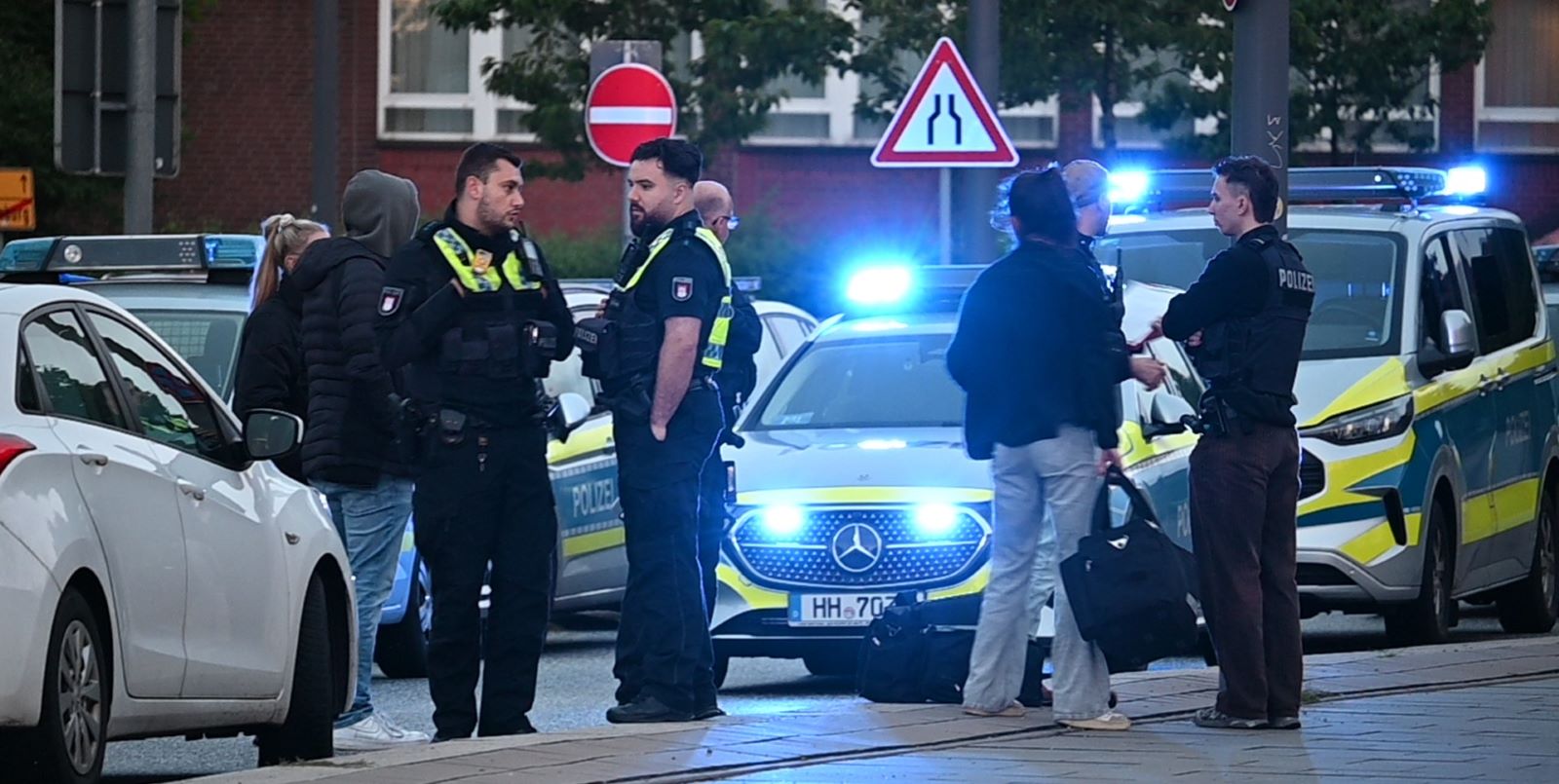 Zahlreiche Beamte und mehrere Diensthunde durchkämmten bis in den späten Abend die Grünflächen und Wege rund um den Tatort. Foto: Lenthe-Medien