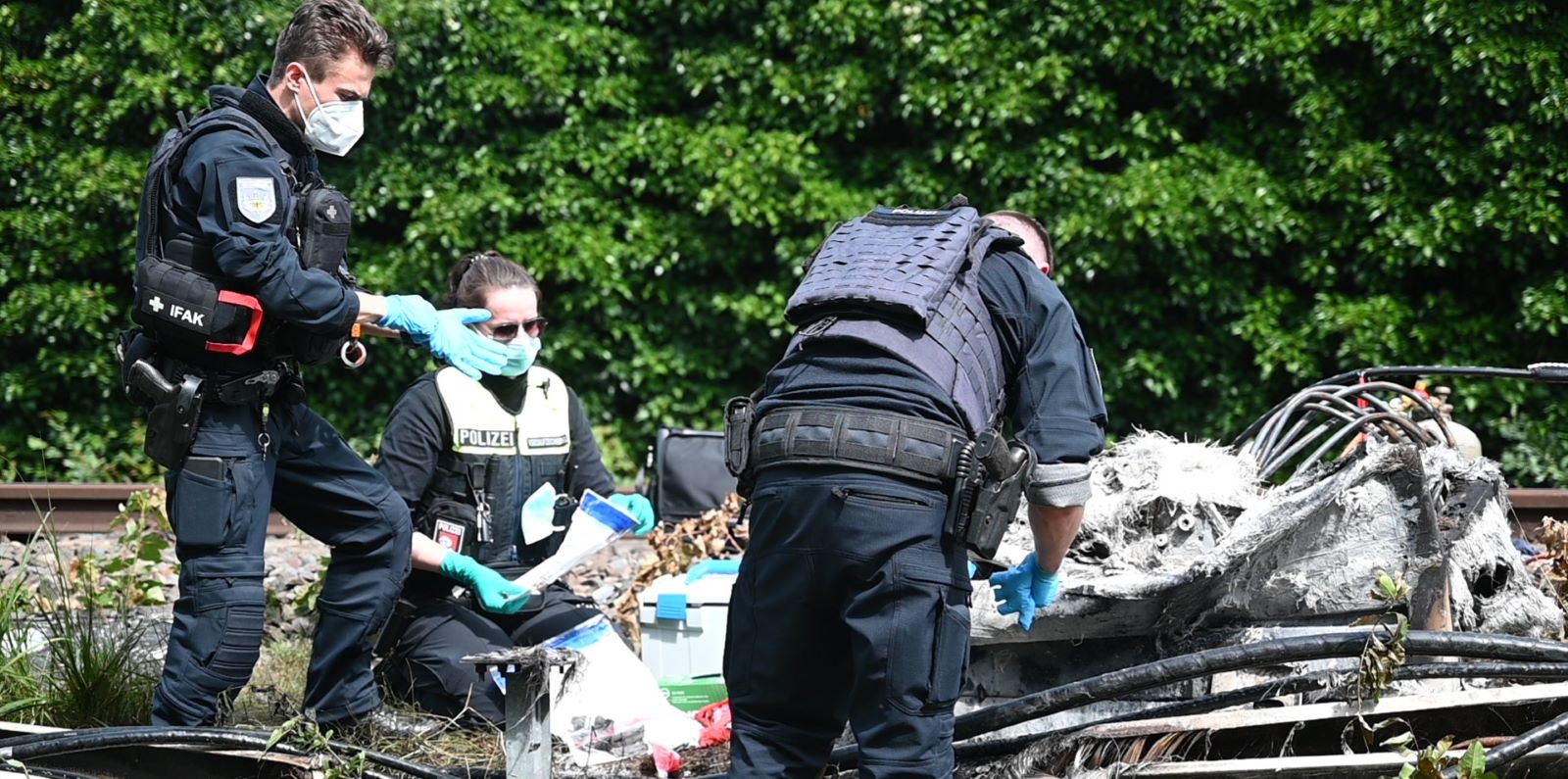 Spurensicherung nach Brandstiftung an Bahnanlage. Foto: Lenthe-Medien