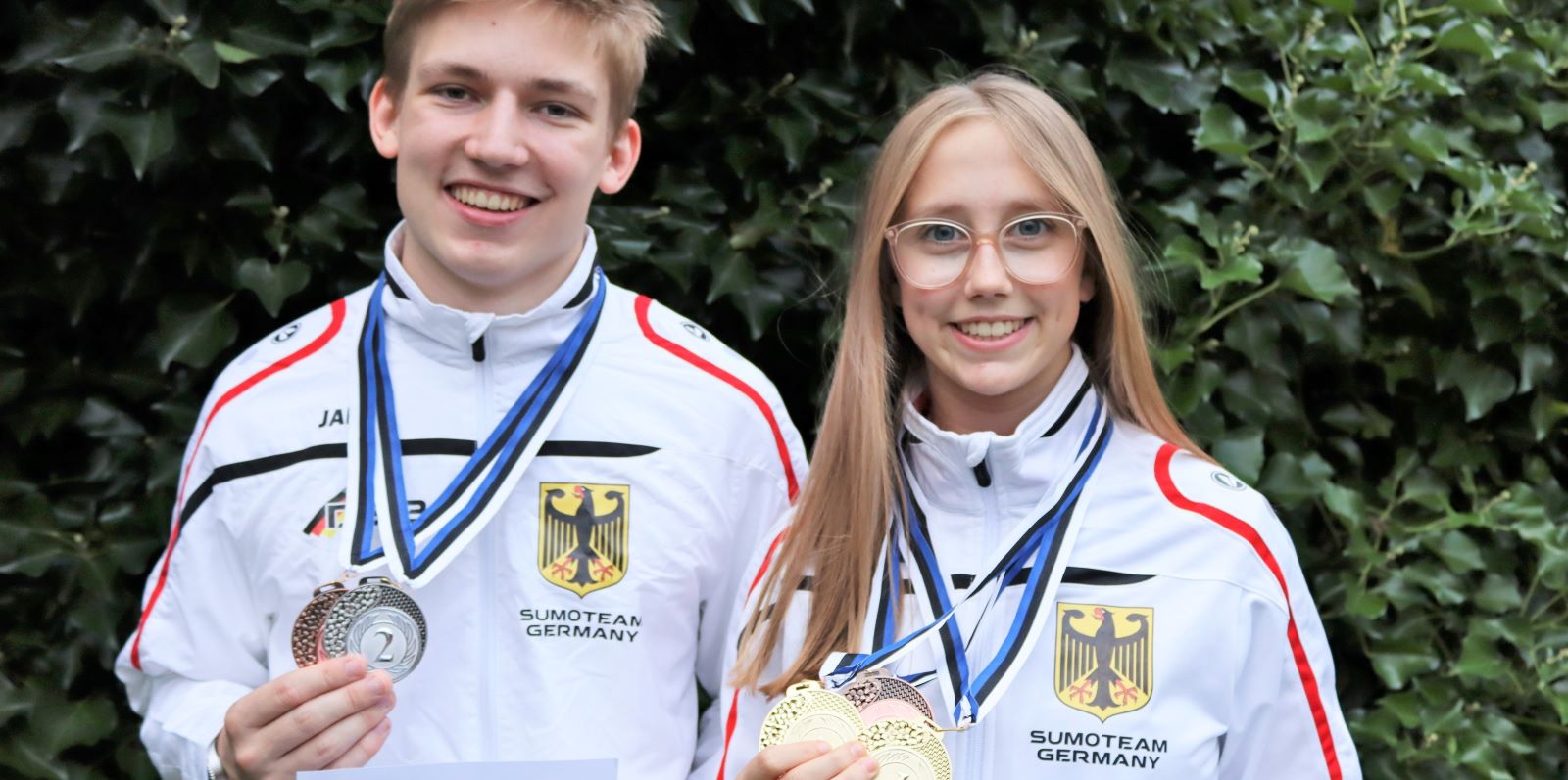 Die Harburger Sumoringer Linda Jean Geerdts und Jan-Henrik John mit ihren Medaillen. Foto: privat