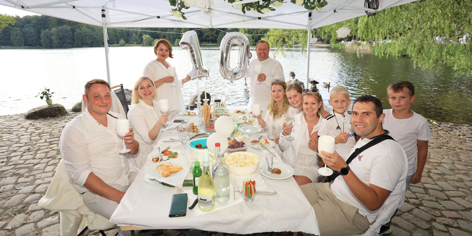 Mit einer silbernen zehn über der Tafel im Pavillon-Zelt zelebrierte diese Freundesgruppe aus Wilstorf mit ihren Gästen aus Glinde und Wandsbek das Weiße Dinner. Foto: Christian Bittcher