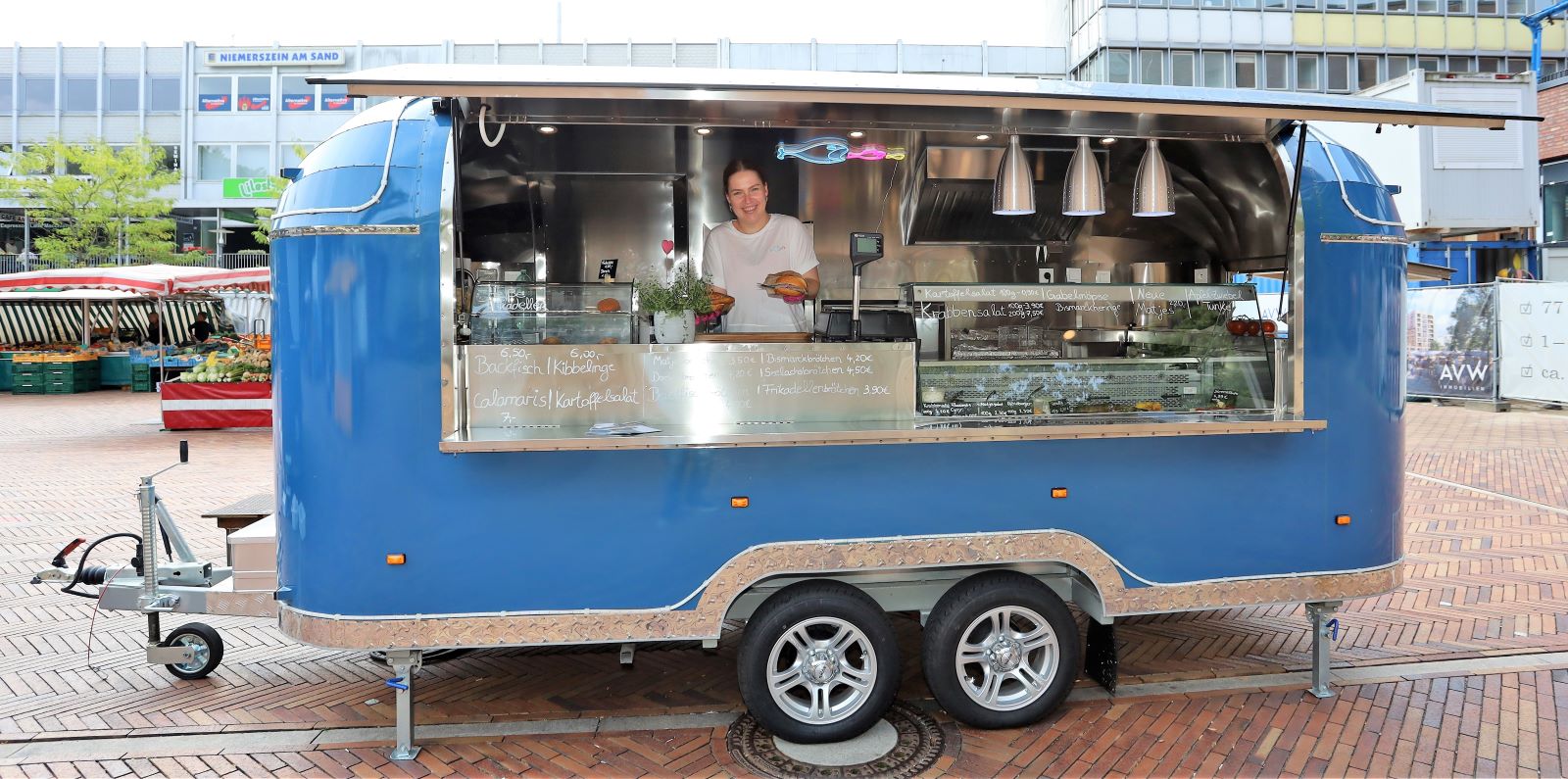 Nicole Ewert in ihrem nagelneuen Verkaufswagen im Stil der amerikanischen Food-Trucks. Foto: Christian Bittcher