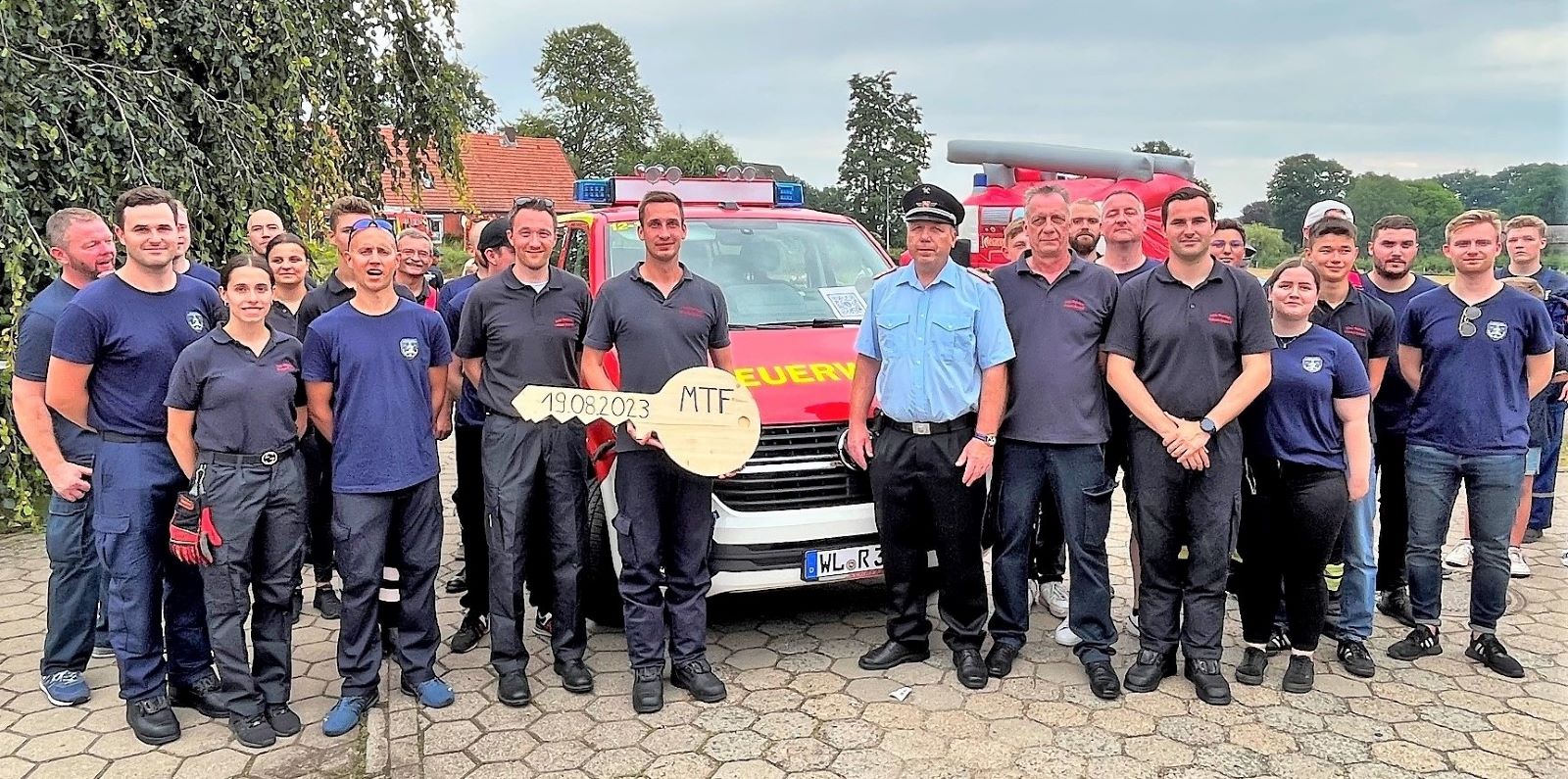 Im Rahmen der Jubiläumsfeier fand die offizielle Übergabe des neuen Fahrzeugs statt. Foto: Feuerwehr