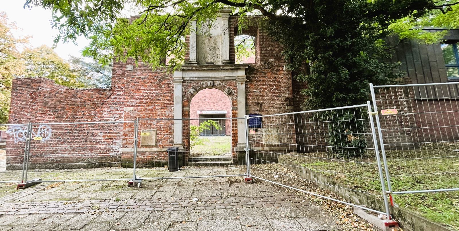 Ein Zaun gegen Kupferdiebe: Die Dreifaltigkeitskirche in der Neuen Straße. Foto: Christian Bittcher