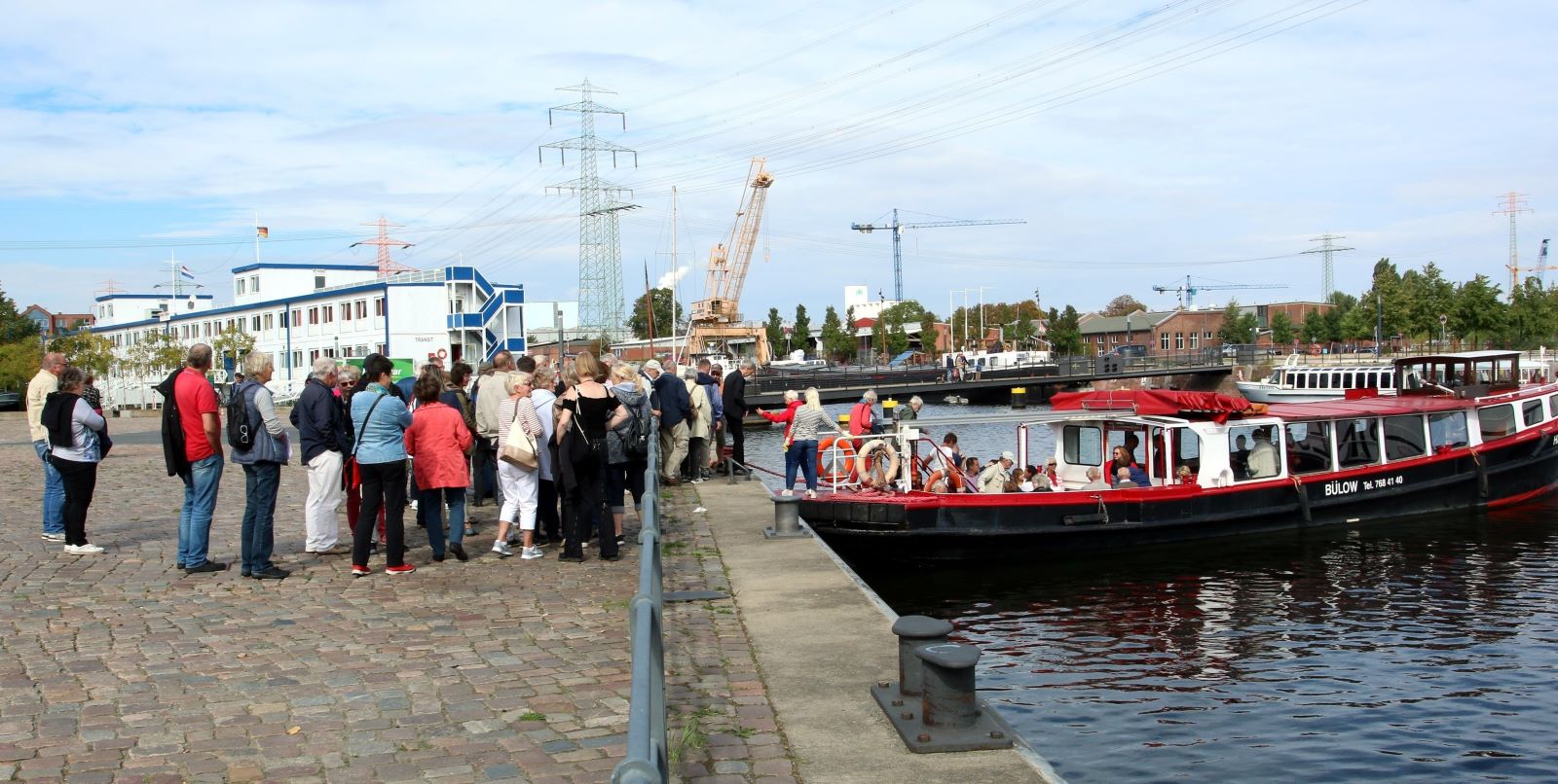 Jedes Mal schnell ausgebucht: Die Barkassenfahrten am Denkmaltag nach Hamburg und zurück. Foto: Christian Bittcher