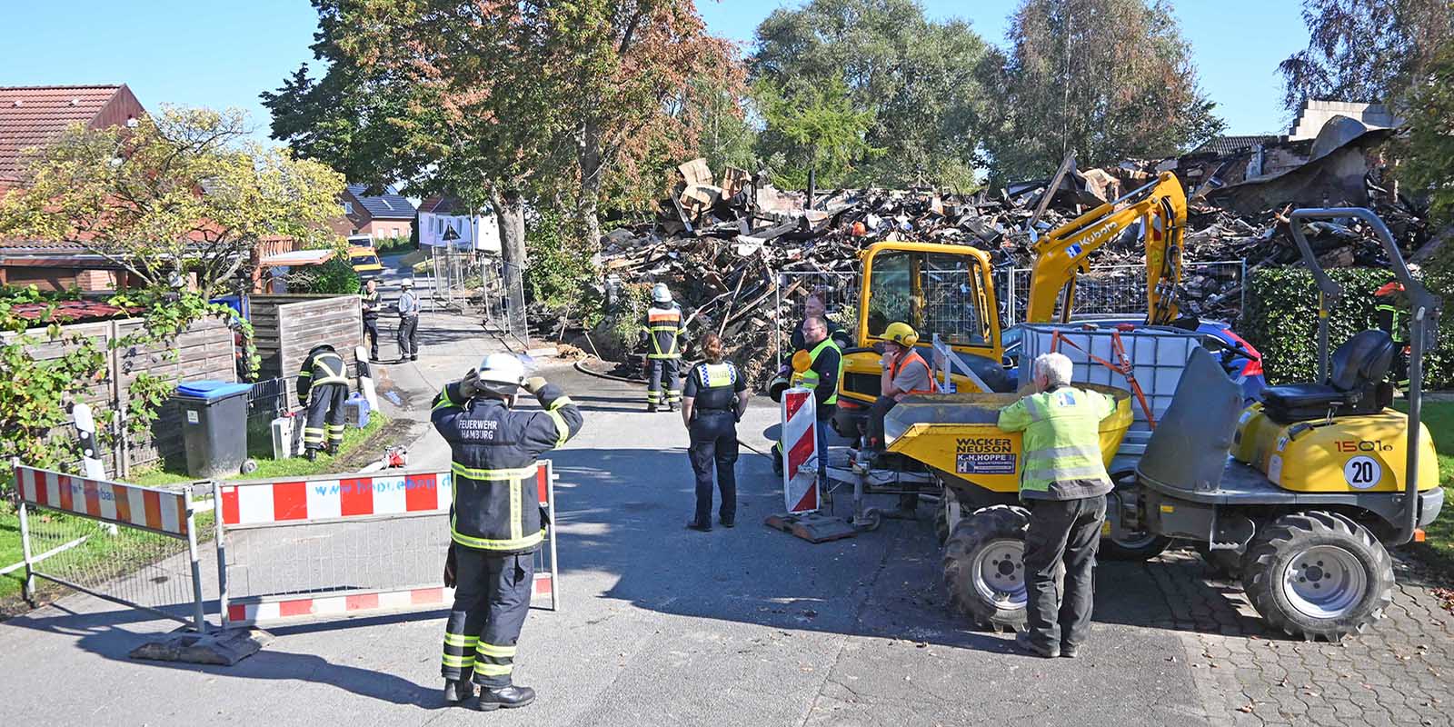 Einsatzkräfte sind wegen eines Gaslecks an der Brandruine. Foto: Lenthe-Medien