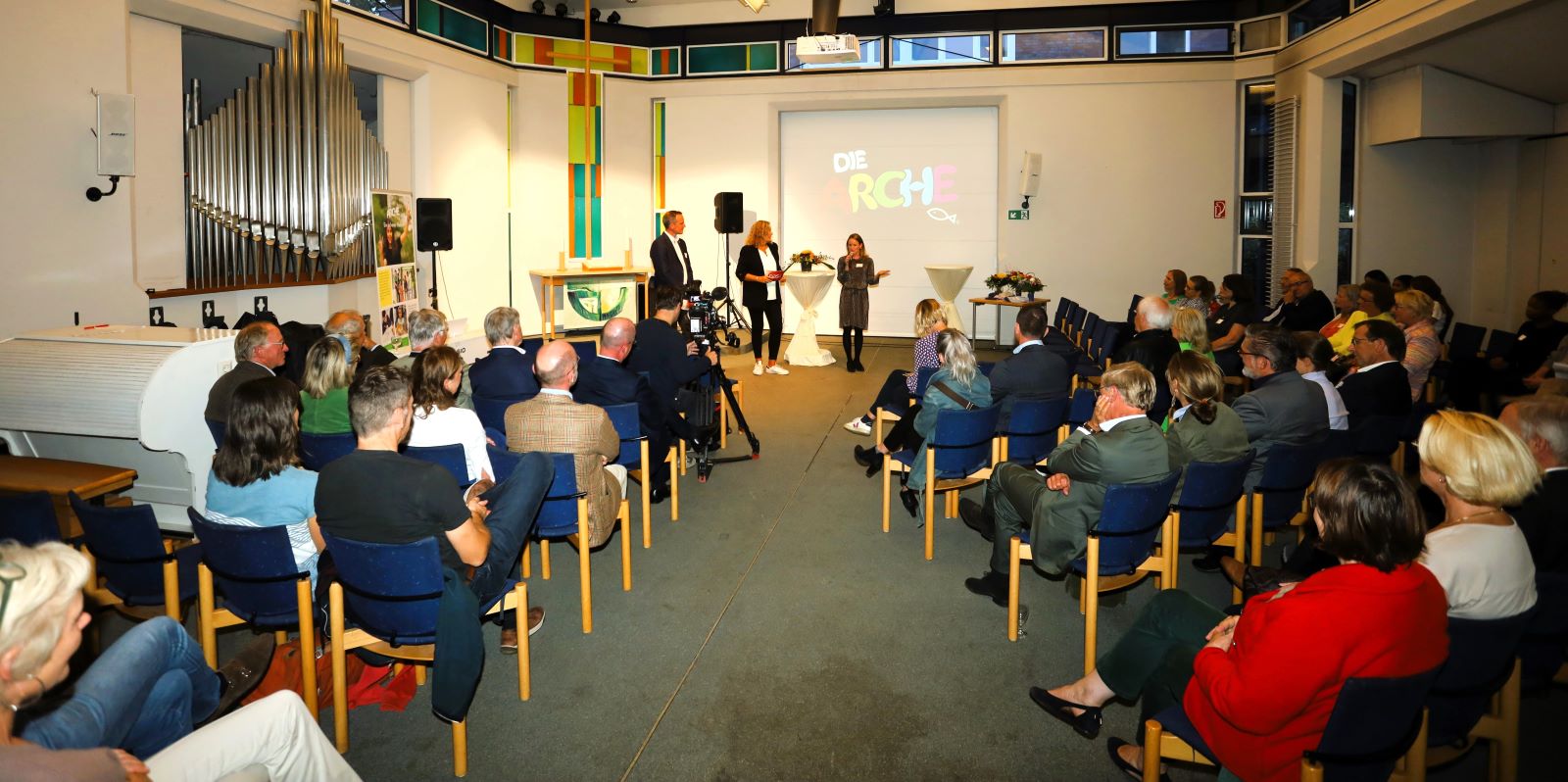 Festakt in der Arche: Bettina Tietjen (Mitte) im Gespärch mit Angela Krull und Tobias Lucht. Foto: Christian Bittcher