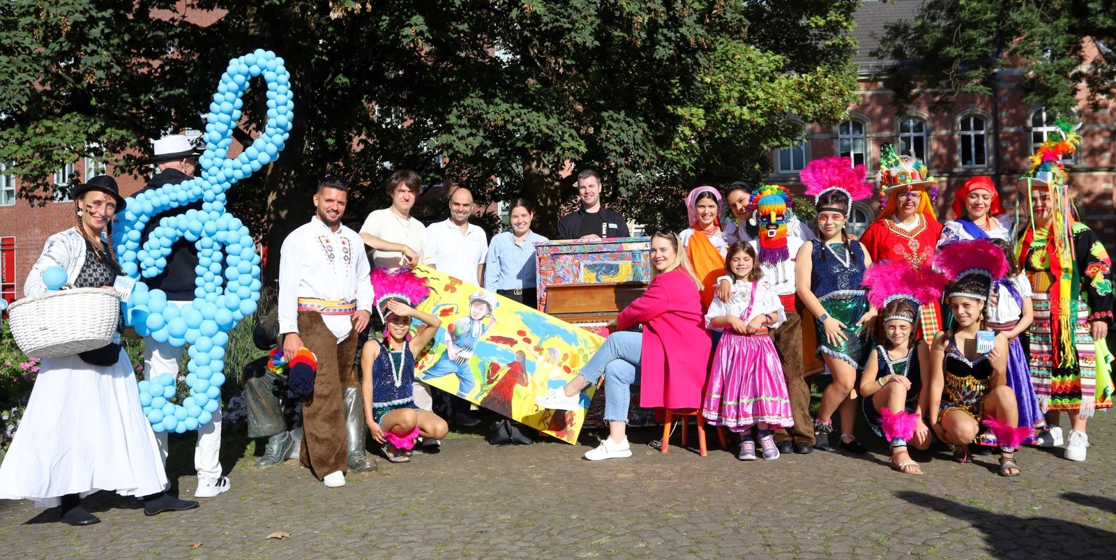 Zufriedene Gesichter beim Family Day: Walking-Acts, Künstler und Organisatoren am Klavier auf dem Rathausplatz. Foto: Christian Bittcher