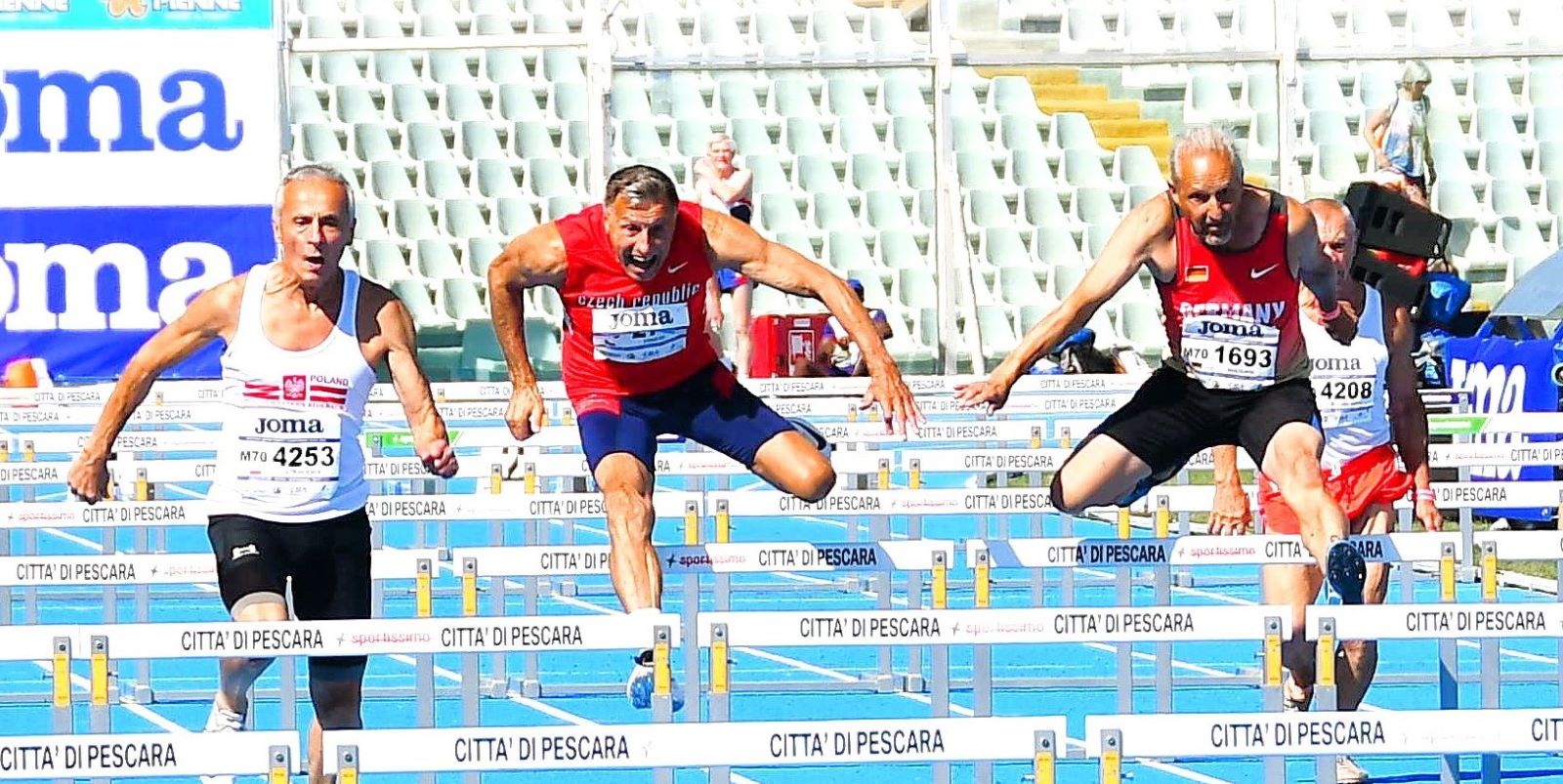 Heinz Baseda (2.v.rechts) wurde in Italien Vize-Europameister im Hürdenlauf. Foto: privat