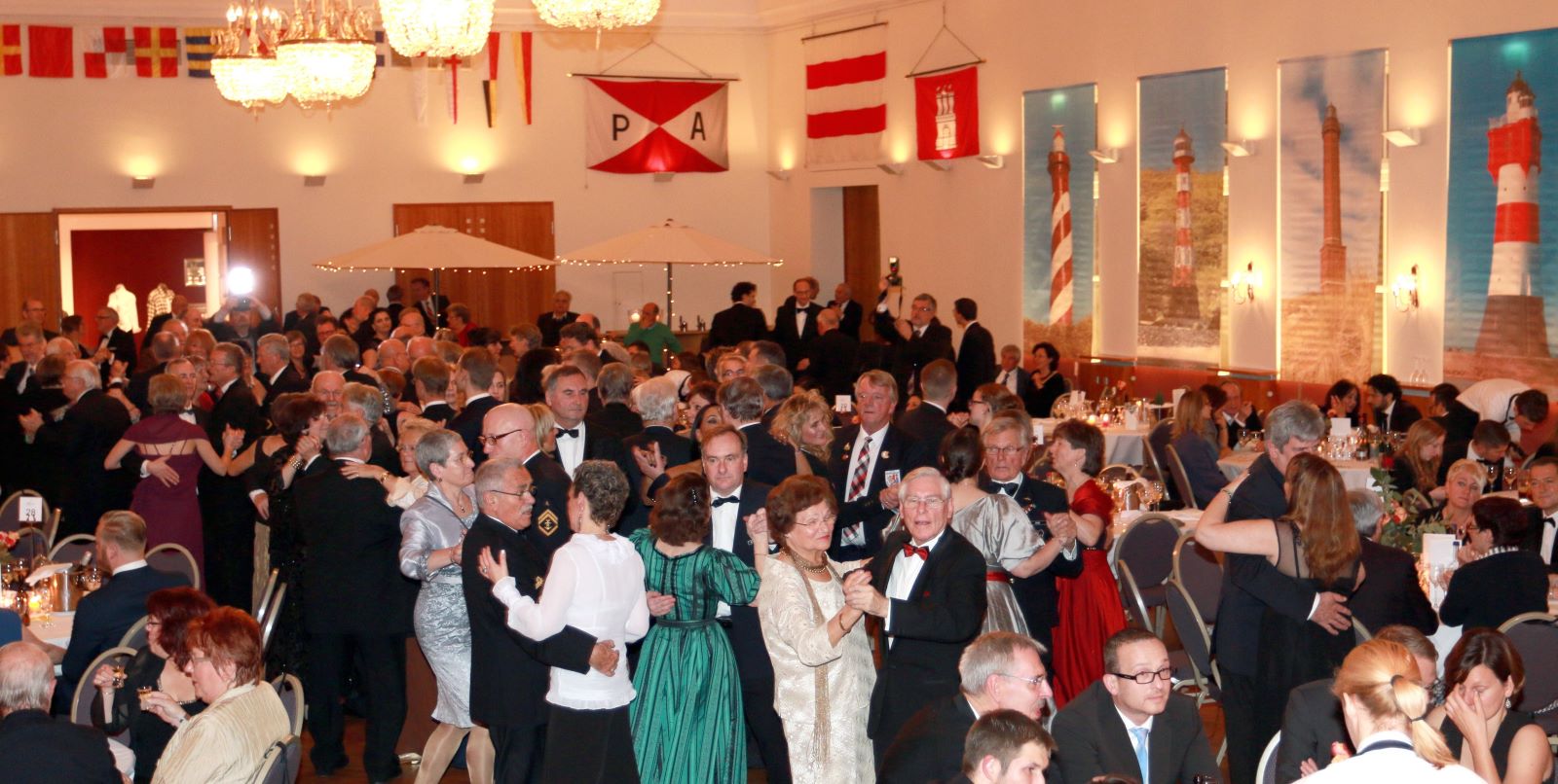 Der Marineball ist normalerweise das erste Ball-Highlight des Jahres in Harburg. Foto: Christian Bittcher