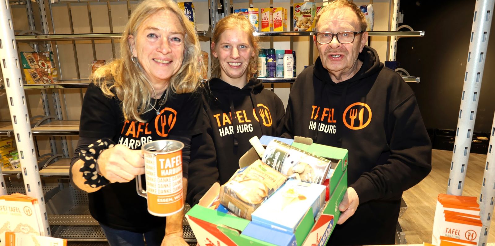 Mitarbeiter der Harburger Tafel sammeln am Sonnabend im Marktkaufcenter Lebensmittelspenden. Foto: Christian Bittcher