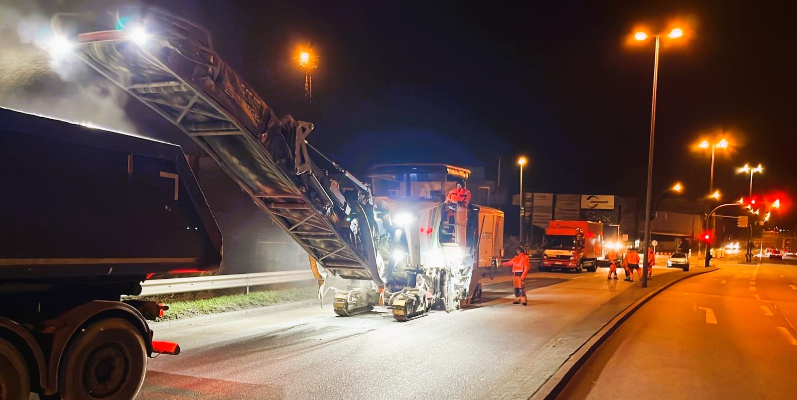 Blitz-Asphaltierung im Hafen am vergangenen Wochenende in Altenwerder. Foto: HPA
