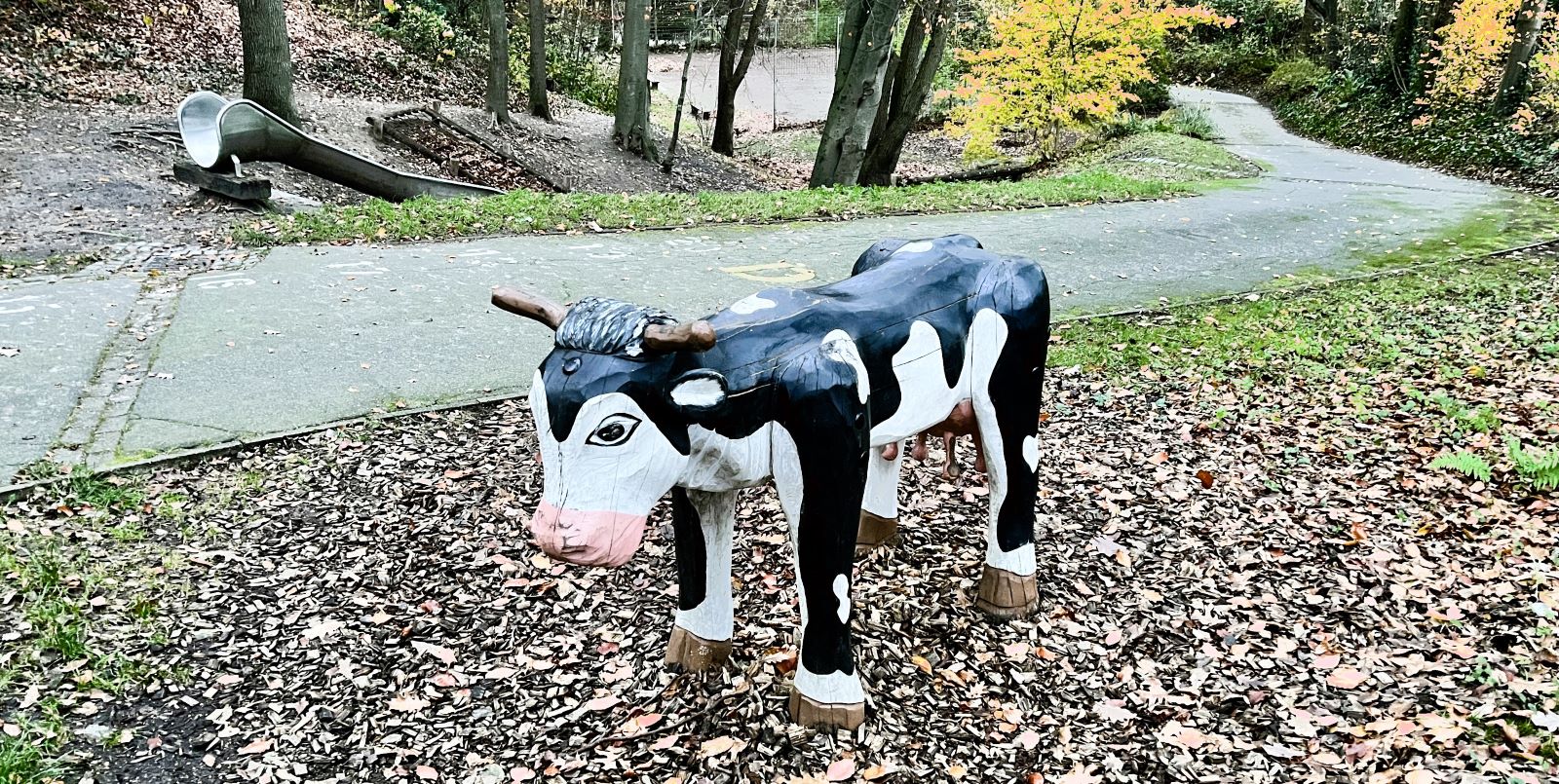 Der Kuhspielplatz am Hainholzweg. Im Jahr 2019 wurde die alte Kuh gegen ein etwas mageres Exemplar ausgetauscht. Foto: Christian Bittcher