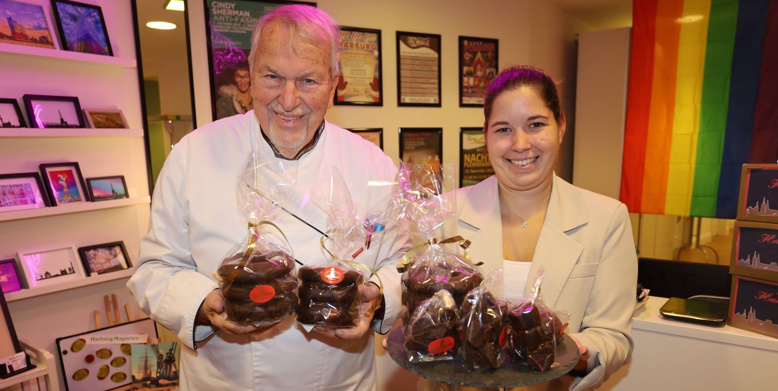  Jetzt wieder zu haben: Dierk Eisenschmidt und Louisa Knipschild mit verschiedenen Baumkuchen in der Harburg-Info. Foto: Christian Bittcher