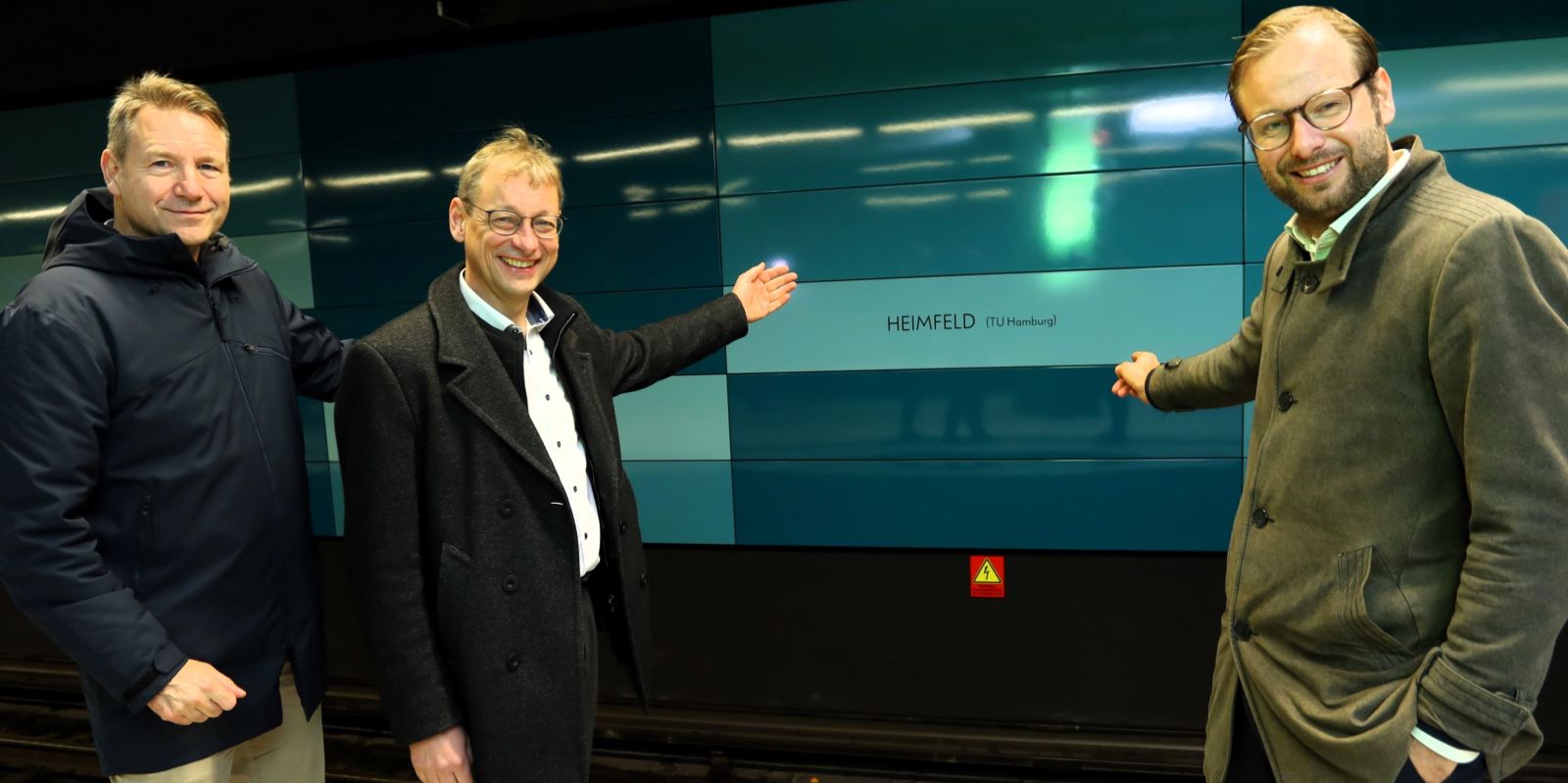 Verkehrssenator Anjes Tjarks (rechts), TU-Präsident Andreas Timm-Giel (Mitte) und Michael Dominidiato, Leiter Bahnhofsmanagement in der umbenannten S-Bahn-Station. Foto: Christian Bittcher