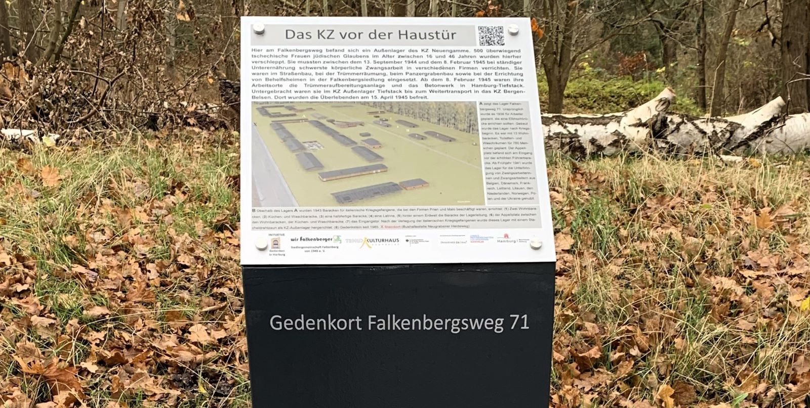 Auf Initiative von Schülern des Gymnasium Süderelbe wurde 2020 eine Informations- und Gedenkstele in der Nähe des ehemaligen KZ-Außenlagers Neugraben errichtet. Foto: Christian Bittcher