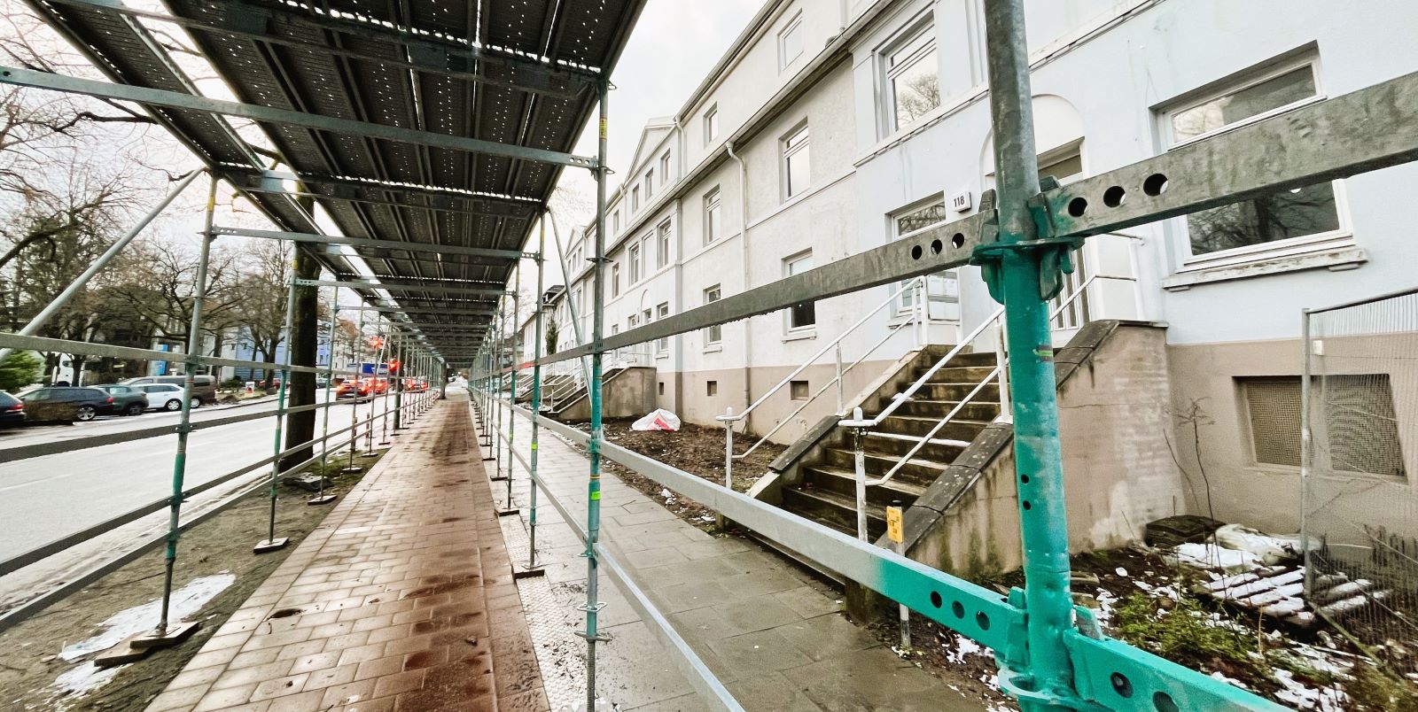 Der provisorische Fußgängertunnel am der Bremer Straße schützt Passanten und Radfahrer während der Arbeiten.  Foto: Christian Bittcher