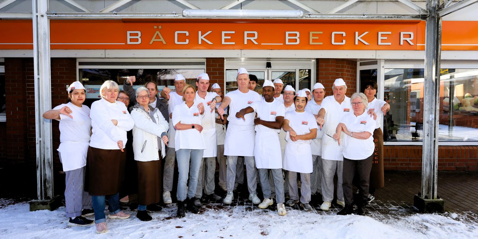 Auch bei Bäcker Becker in Marmstorf gab es heute um 11 Uhr für zehn Minuten Stillstand. Die rund 20 Mitarbeiter versammelten sich zum kurzen Protest vor dem Geschäft im Einkaufszentrum. Foto: Christian Bittcher