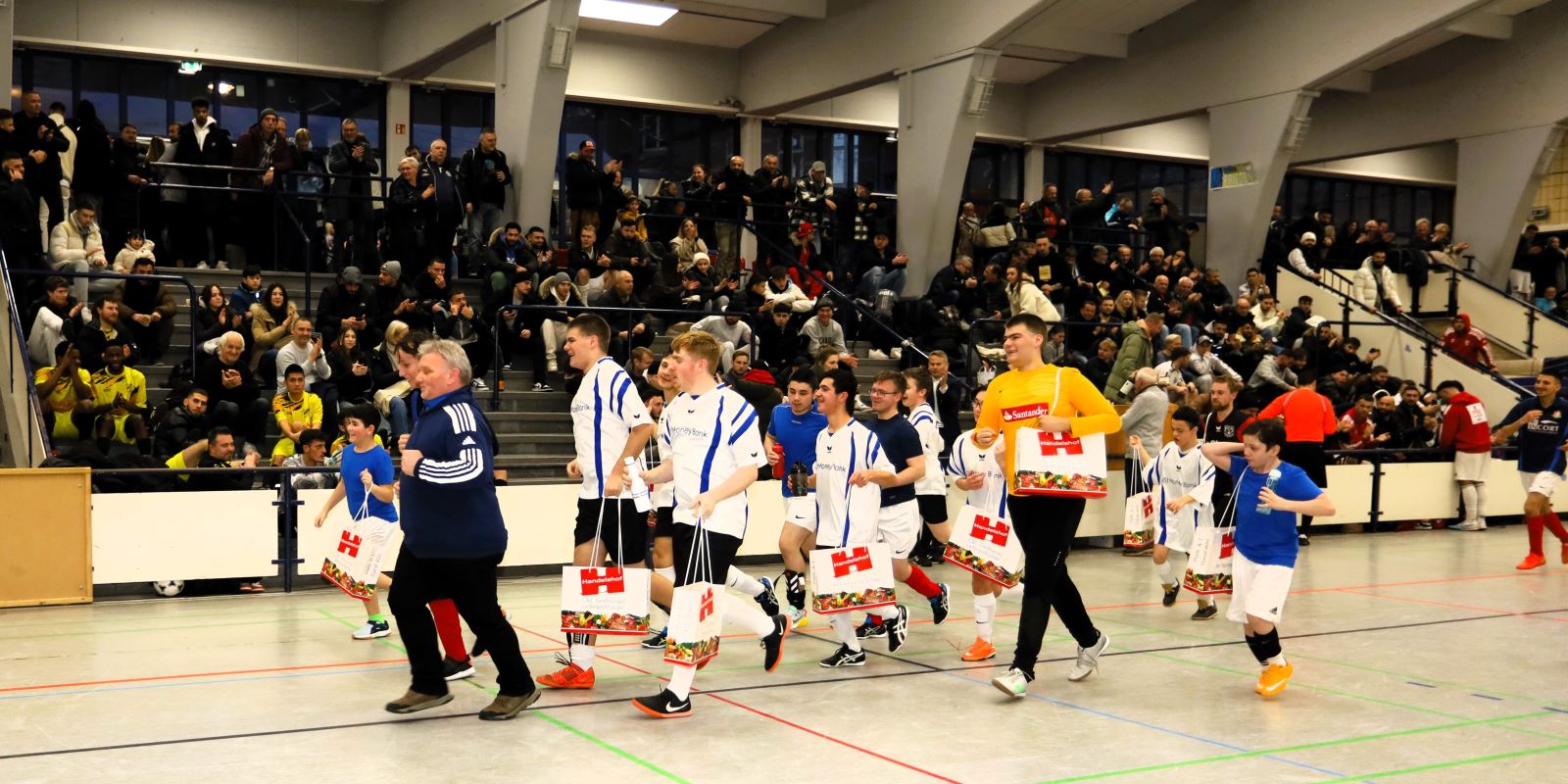 Harburger Hallencup: Am Sonnabend haben auch die Fußballmannshaften der Schulen Elfenwiese und Nymphenweg ihren großen Auftritt.  Foto: Christian Bittcher