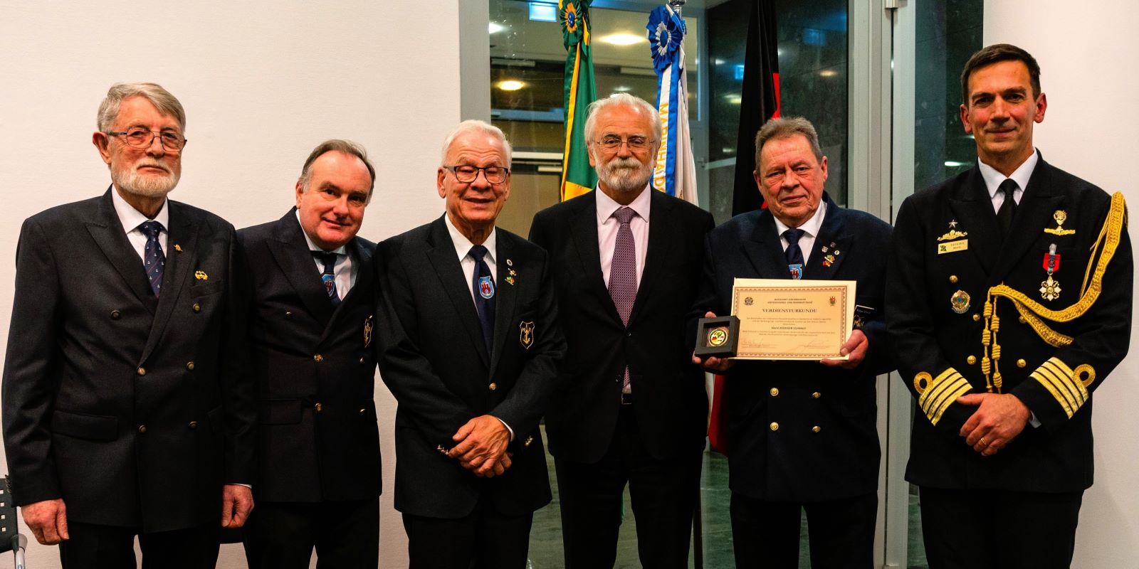 Auszeichnung in der Botschaft Brasiliens: Urkunde und Medaille für die Marinekameradschaft Harburg. Foto: privat