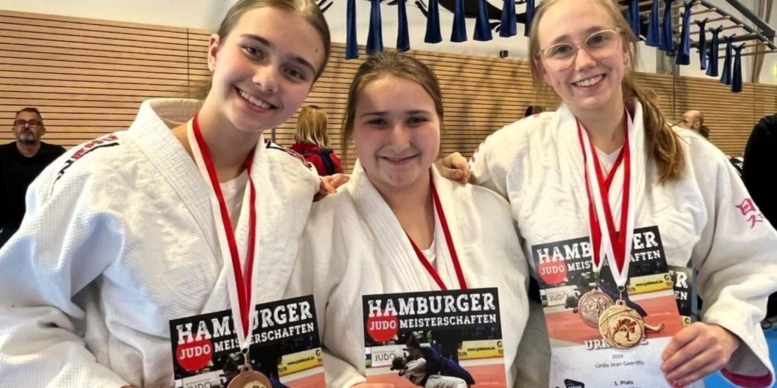 Die erfolgreichen Judo-Mädchen aus Harburg:  Xenia Scheit (v.l.), Julia Lewitzki  und Linda Geerdts. Foto: privat