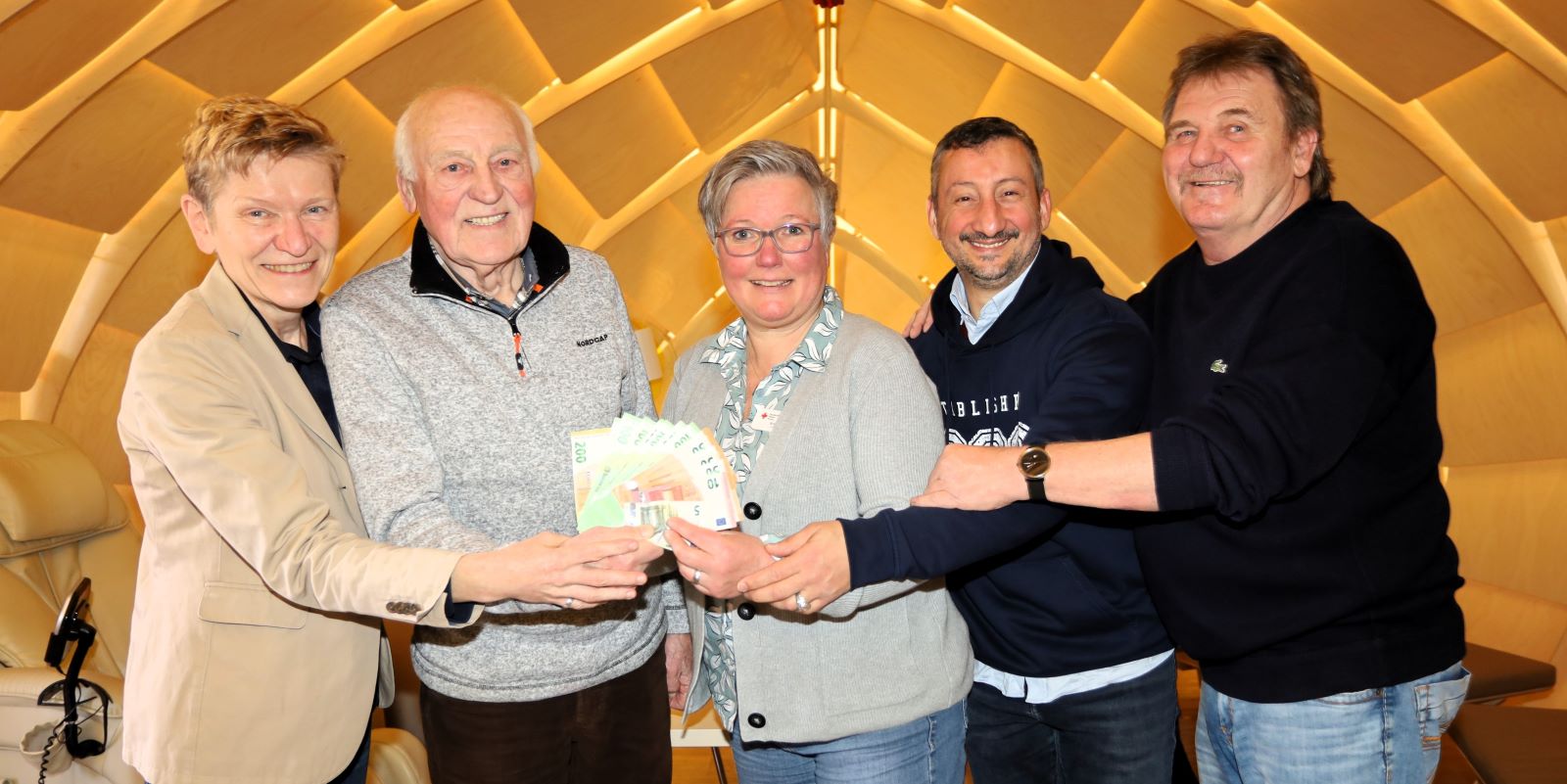Spendenübergabe im Raum der Stille: Dr. Simone Thiede (v.l.), Manfred von Soosten, Britta True, Alf Bas und Jürgen Weßeloh. Foto: Christian Bittcher 