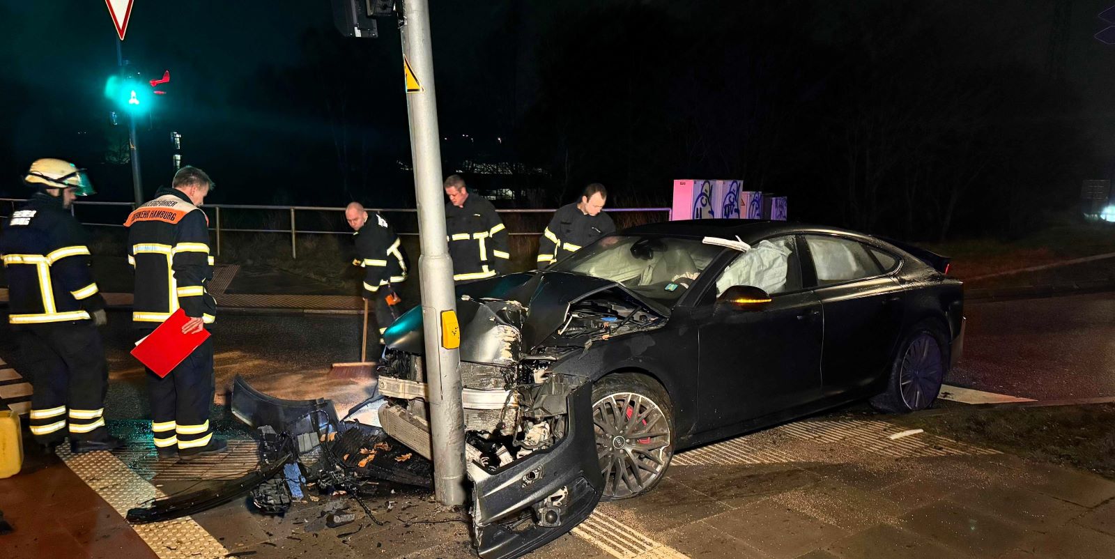 Die Unfallstelle: Der Audi krachte mit voller Wucht gegen den Ampelmast. Foto: Lenthe-Medien