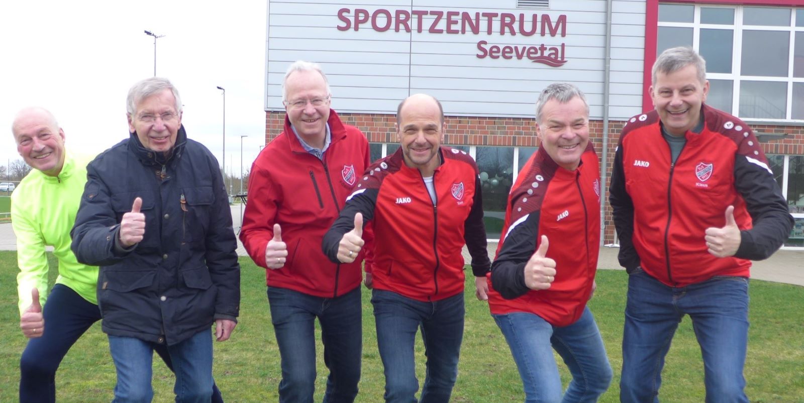 Im Zieleinlauf: Svend Bädker, Wolfgang Brauer, Martin Rohte, Thomas Bernhard, Frank Meier und Klaus Stender bereiten den ersten 6h-Lauf in Fleestedt vor. Auch mit dabei sind Jesse und Luc Heeckt sowie Frank Quassowsky, die allerdings auf dem Foto fehlen. Foto: U. Vergin Neuer Lauf