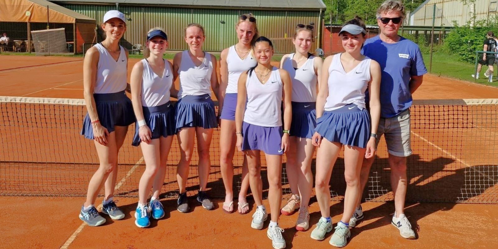 Die erfolgreichen Tennis-Damen vom HTB: Maria Pesci (v.l.), Jolina Hand, Eva Kreyenbrink, Leonie Dreßler , Maja Münch, Nele Tomforde, Jennifer Gorlow und Trainer Christian Dammann. Foto: privat Die erfolgreichen Tennis-Damen vom HTB
