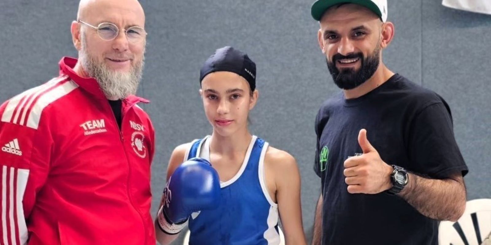 Emili Askerov (Mi.) zusammen mit HNT-Trainer Hasan Kiraz (re.) und Trainer Akhmed Dzhafarov