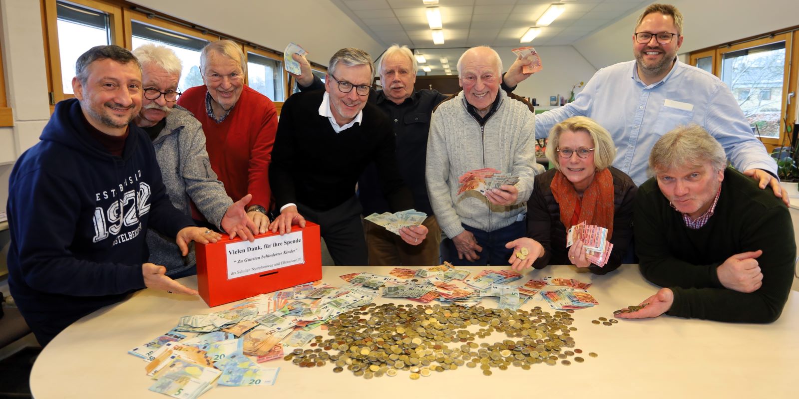 Spendenübergabe an der Schule Elfenwiese: Alf Bas (v.l.), Hans Jensen, Dierk Eisenschmidt, Peter Holtz, Harald Szulik, Manfred von Soosten, Birgit Stöver, Matthias Knorr und Dieter Tietz. Foto: Christian Bittcher