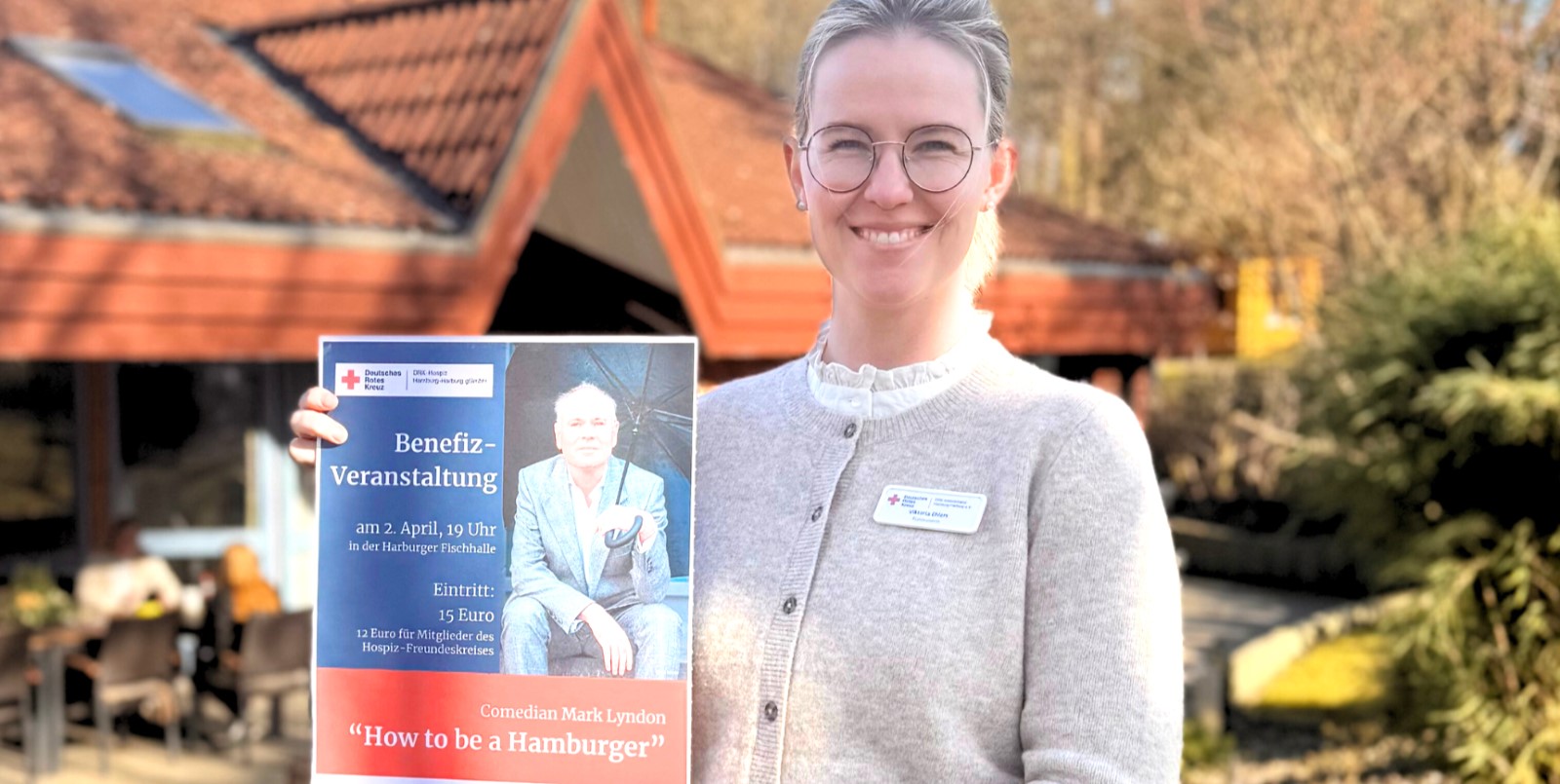 DRK-Fundraiserin Viktoria Ehlers vor dem Hospiz, für das Comedian Mark Lyndon am 2.4.25 in der Harburger Fischhalle spielt.