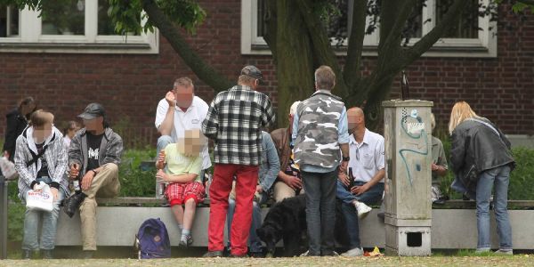 Der Rathausplatz war bis zum Alkoholverbot zentraler Anlaufpunkt für die den Platz dominierende Trinkerszene. Foto: André Zand-Vakili Rathausplatz: Linke und FDP mäkeln am erfolgreichen Alkoholverbot