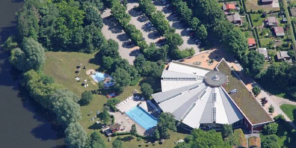 Das Freizeitbad Midsommerland, das um eine Schwimmhalle mit vier 25-Meter Bahnen erweitert werden soll. Foto: André Zand-Vakili Weichen für eine eigene Schwimmhalle in Harburg sind gestellt