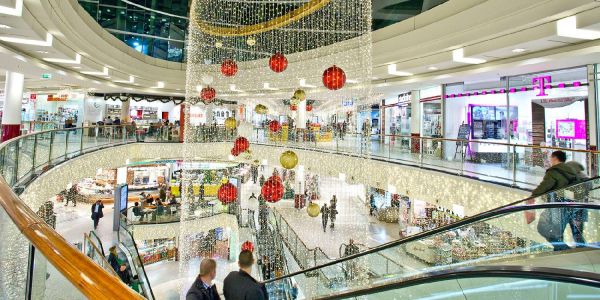 Shoppen, wie hier zur Weihnachtszeit im Phoenix-Center, lohnt sich an manchen Tagen ganz besonders. Foto: André Zand-Vakili Das sind die besten Zeiträume, um günstig zu shoppen