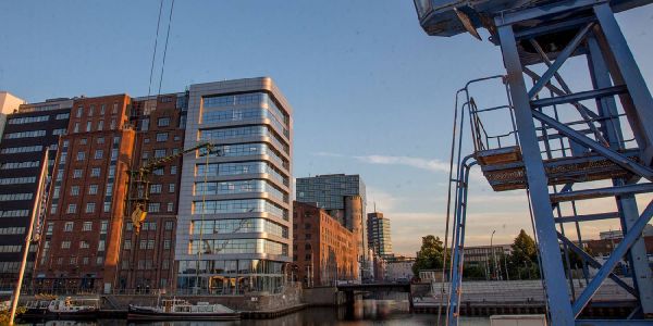 Der Channel im Binnenhafen ist der große Bürostandort in Harburg. Foto: André Zand-Vakili Büros in Harburg: Geringe Mieten bringen wenig Leerstand