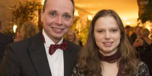 Senatorin Melanie Leonhard kommt auf den roten Sessel