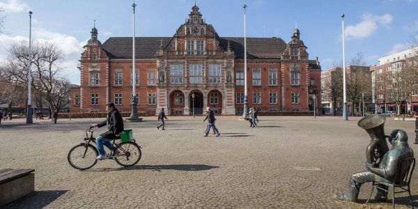 Radfahren ist auf dem Harburger Rathausplatz, ebenso wie Alkoholkonsum, verboten. Foto: André Zand-Vakili CDU nimmt mit Themen "Radfahrer" und "Alkohol" Rathausplatz ins Visier