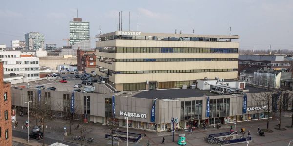 Die Karstadt-Filiale am Schloßmühlendamm. Foto: André Zand-Vakili Aufatmen: Kaufhauskonzern Karstadt hält an Filiale in Harburg fest