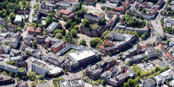 Die Harburger City hat alles, was eine lebendige Innenstadt ausmacht. Foto: André Zand-Vakili Rivalität mit Humor: Stadtbezirke und ihre Querelen