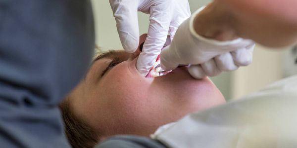 Bei einer Zahnarztbehandlung kann die private Krankenversicherung ein Vorteil sein. Foto: André Zand-Vakili Private Krankenversicherung: Das sollten Versicherungsnehmer wissen