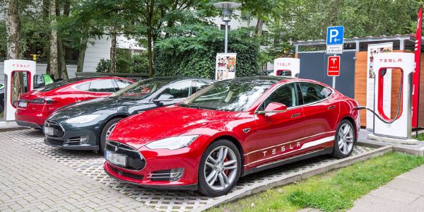 Tesla an einer Ladestation. Die Fahrzeuge sind recht teuer und damit nicht für jeden erschwinglich. Foto: André Zand-Vakili E-Mobilität in Harburg – was Sie wissen sollten und welche Alternativen es gibt