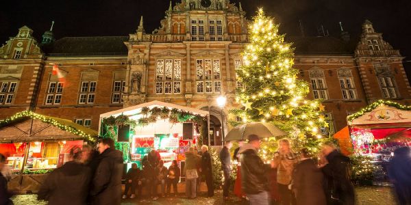 Der Weihnachtsbaum auf dem Weihnachtsmarkt auf dem Harburger Rathausplatz. Foto: André Zand-Vakili SPD will dem Weihnachtsbaum auf dem Rathausplatz das Licht ausknipsen
