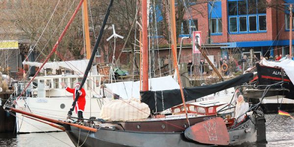 Schwimmender Nikolausmarkt: Adventszauber im Binnenhafen