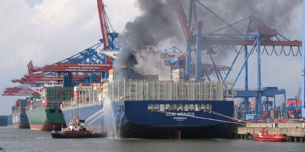 Feuer auf Containerfrachter