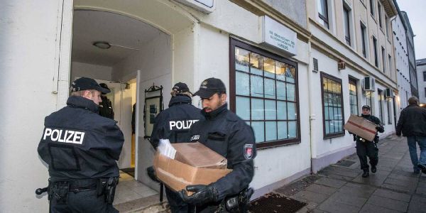 Beweismaterial wird in Kartons abtransportiert. Foto: zv Razzia in der Salafisten-Moschee an der Anzengruberstraße
