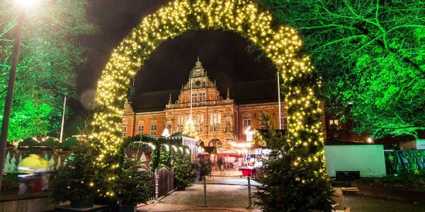 Das weihnachtliche Rathaus. Foto: zv Bezirksversammlung: Letzte Sitzung des Jahres ohne großen Querelen