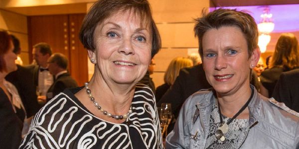 Herlind Gundelach (l.) mit der Bürgerschaftsabgeordneten Birgit Stöver. Foto: zv Bundestagswahl: Wirtschaftsverein will besseren Platz für Gundelach